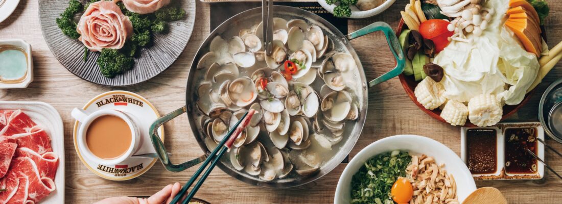 Tafel met verschillende gerechten uit de Taiwanese keuken